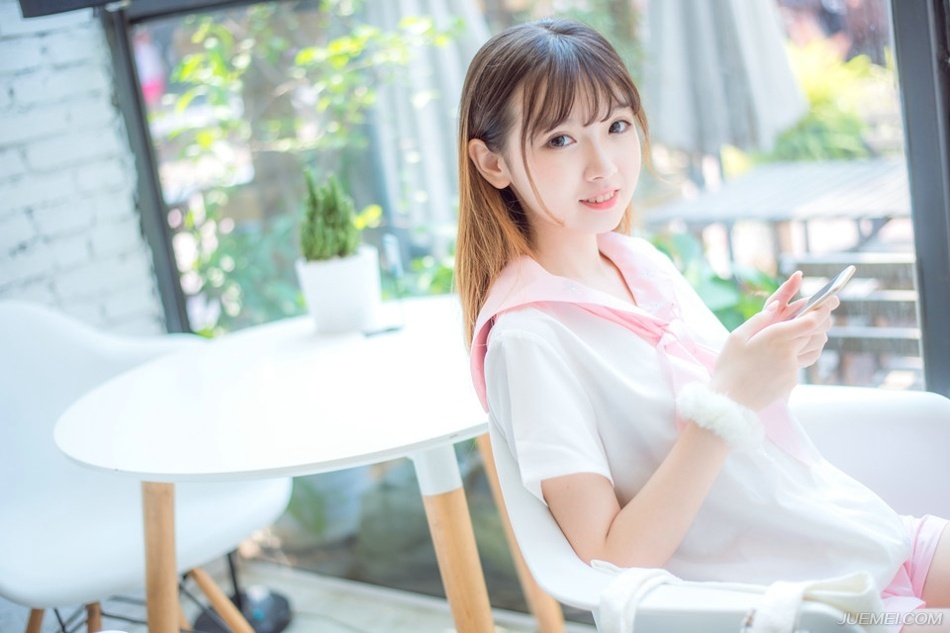 “庞先生误会，此乃刘璝一人之言，与我等无关，我等并无此意。”大帐中，短暂的寂静之后，一名武将突然站出来，微笑着来到庞统身边，瞪眼看向两名刘璝的亲卫，厉声喝道：“大胆，还不松开庞先生。”